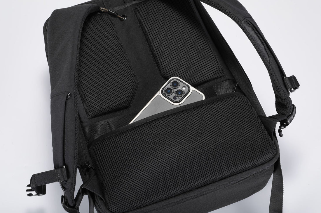 BUNKER SIGNAL PACKの背面ポケットにスマートフォンを入れた収納例。