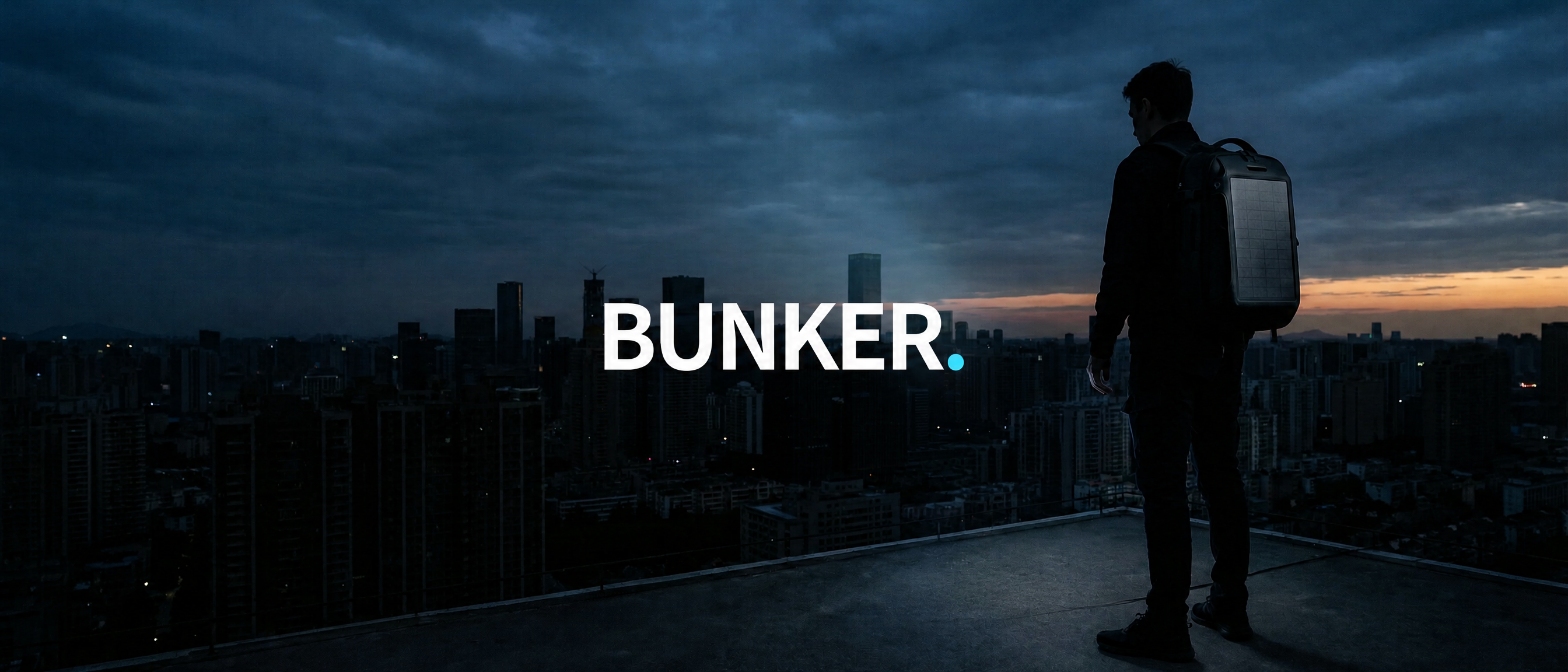 Bunker Signal Packを背負う人物と都市の夕景
